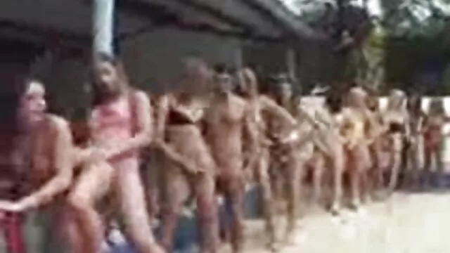 Fuckable วีดีโอ หนัง xx กว้างขวางแม่อินเดียให้หัวกับองคชาติหนาก่อนที่จะขี่มัน