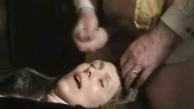 หนึ่งไข้แกน fucks วีดีโอ โป็ะ คู่ของลูกไก่เท่ที่มีผมยุติธรรมอย่างตะกละ