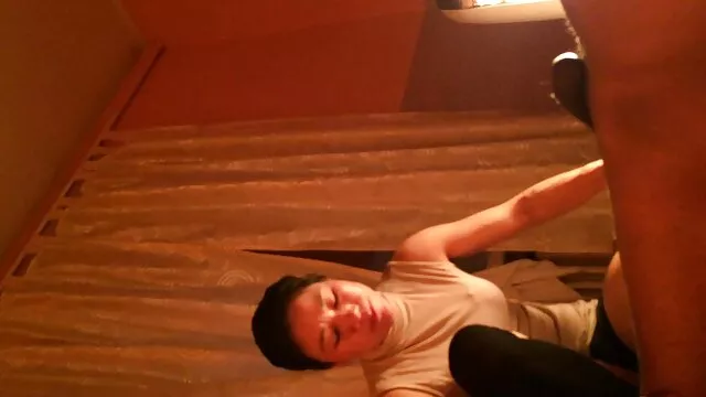 Sally Charles นั่ง twat ดู วีดีโอ หนัง โป ของเธอบนไก่ของชายของเธอ