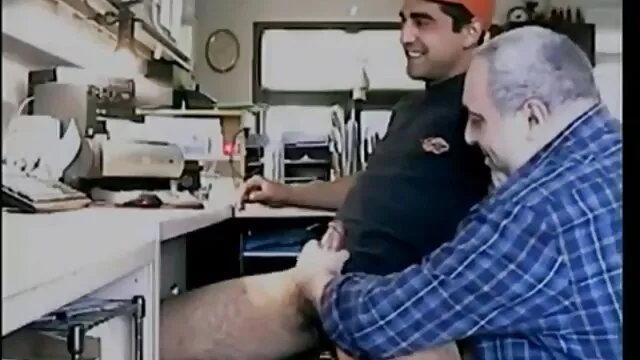 Lucky dude gets to fuck วีดีโอ โป๊ เกาหลี Krissy Lynn หลังจากที่เธอพัดกระเจี๊ยวของเขา
