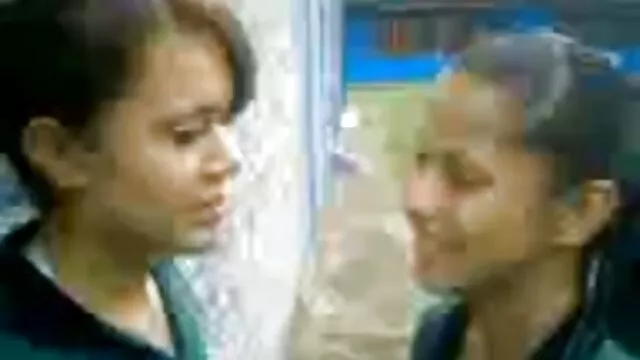 สีน้ำตาลไร้ค่า โชว์ลิ้น เจาะลิ้นของเธอ และให้ วีดีโอ เย ด กัน blowjob ที่กระตือรือร้น
